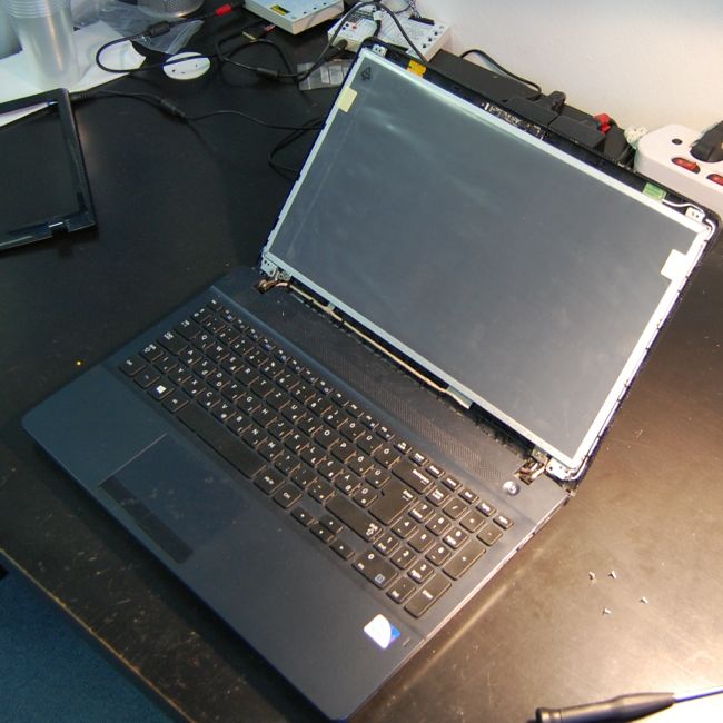 Laptop Kijelző Csavarok Rögzítése